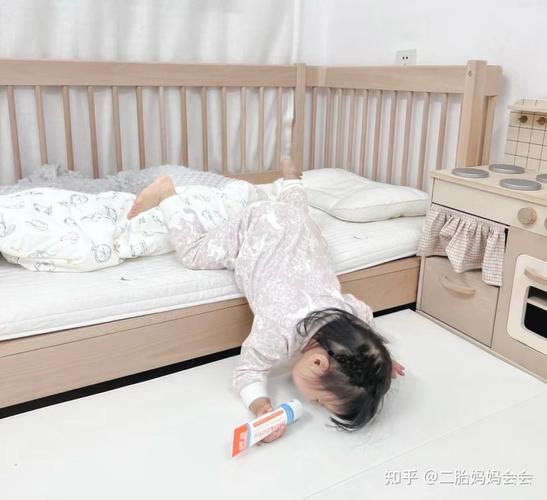 卧室床边宝宝坠床隐患实拍场景图