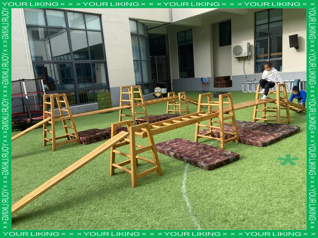 安吉幼儿园孩子合作搬运大型梯子