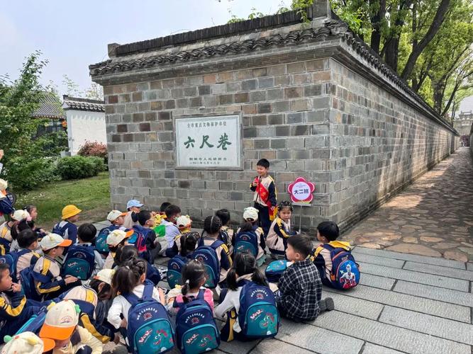 优质研学课程学生动手测量胡同老墙