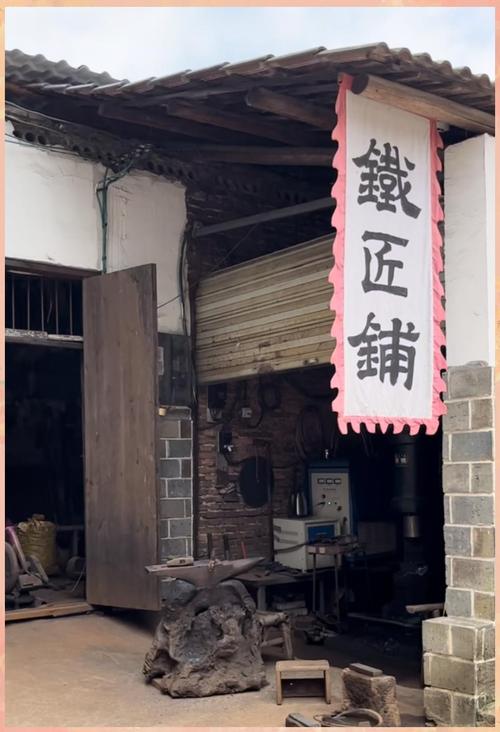 乌鲁木齐二道桥老铁匠铺木门门面