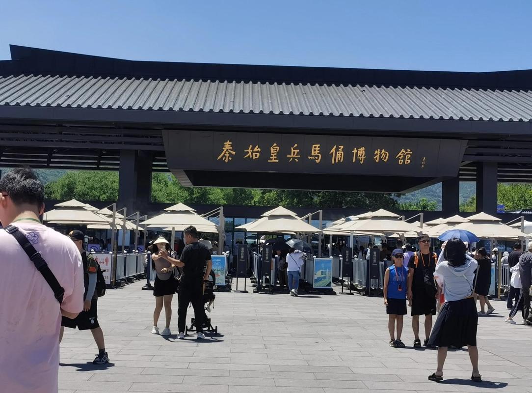 西安秦始皇兵马俑景区正门游客入口