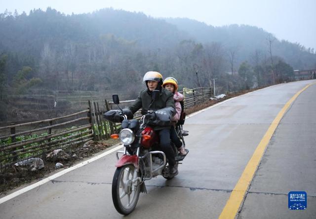乡村教师骑摩托车去家访的山路