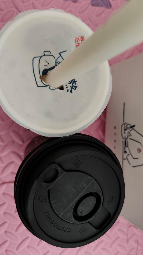 小学生手中撕开的奶茶杯圆柱侧面