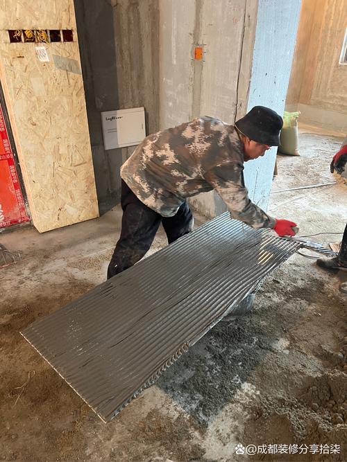 城市独栋别墅装修工人现场贴瓷砖施工照片