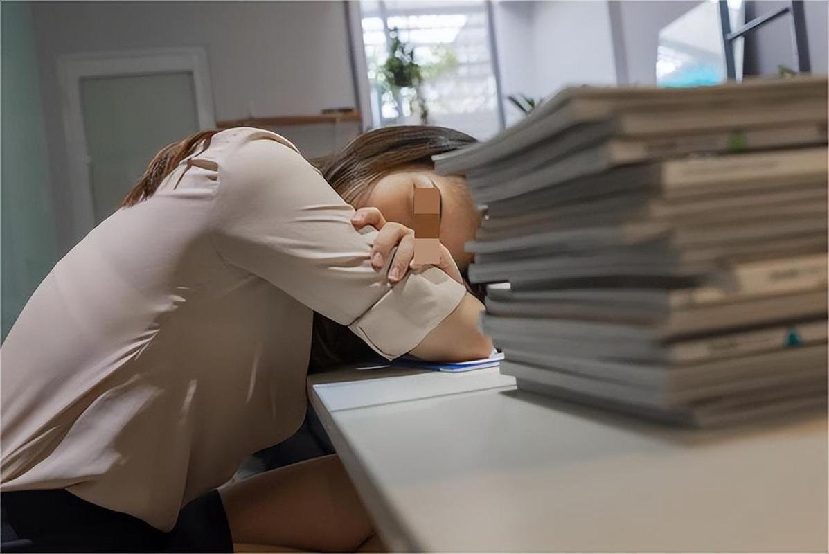 办公室趴桌午睡致脖子不适场景