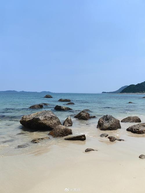 空无一人的礁石滩和远处的海平线