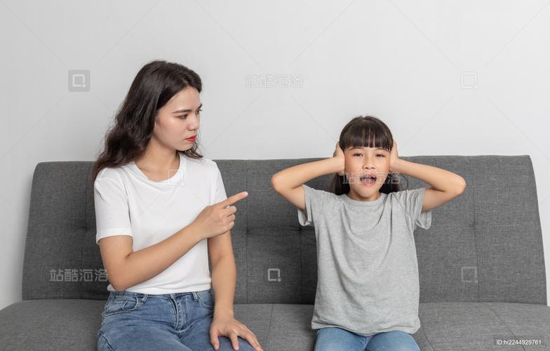 客厅母亲批评低头站立孩子亲子场景