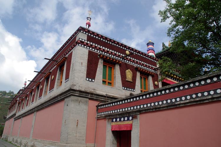 塔尔寺旁藏式民宿小院外景