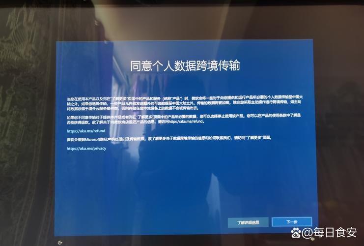 两个人对着电脑屏幕讨论文章修改建议