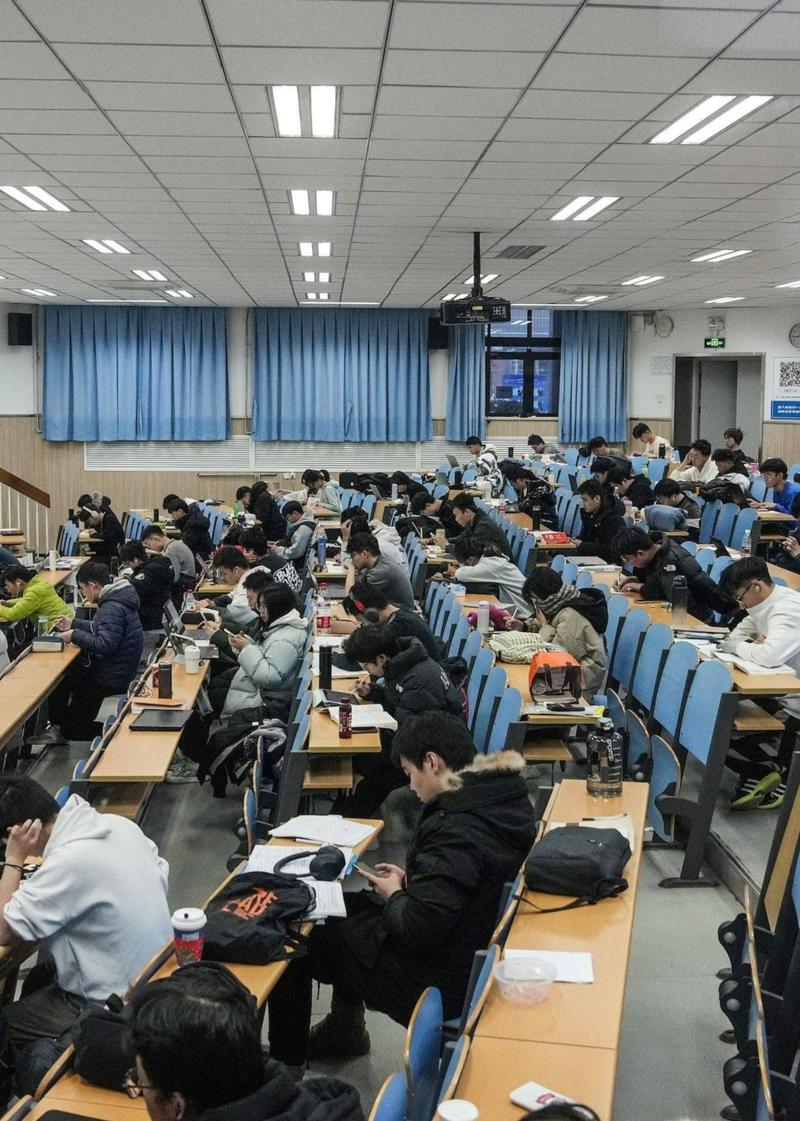 大学校园早八教室学生入座场景