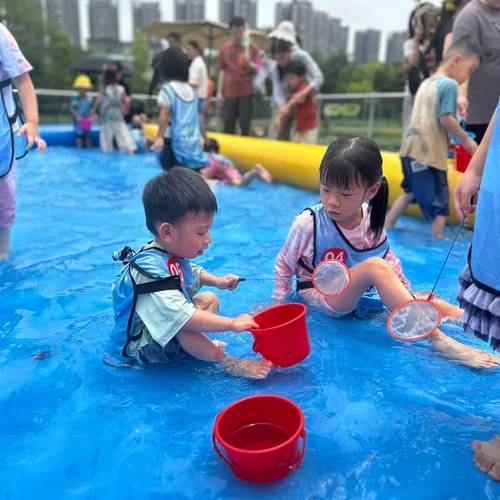小朋友在街边塑料金鱼缸捞金鱼场景