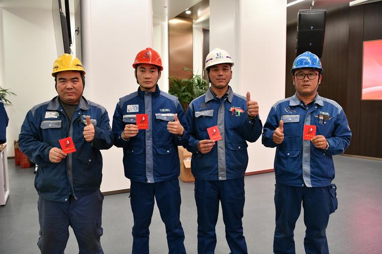 工厂车间一线工人领取勇气证书合影