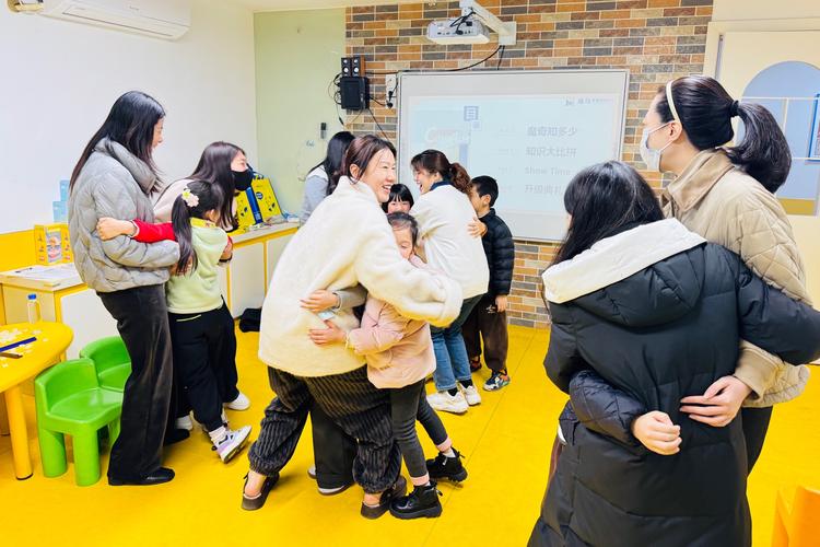 家长下班后与孩子进行英语亲子游戏场景图