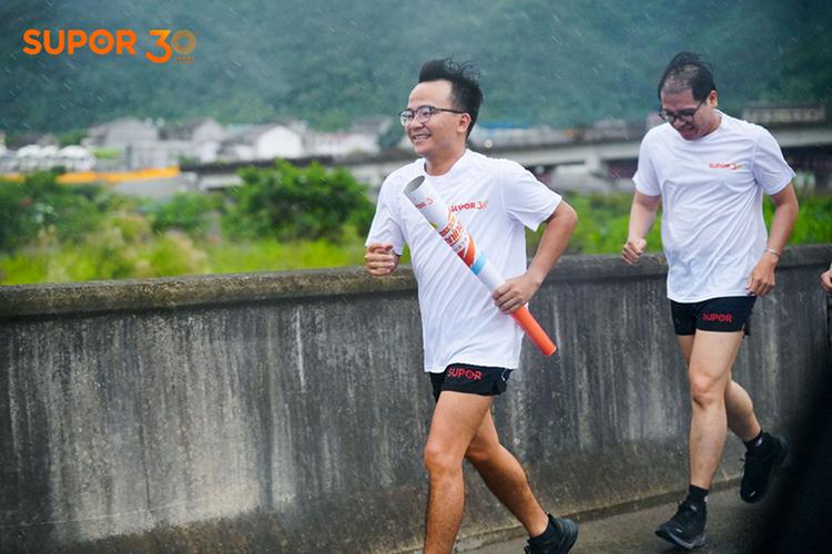 工业制造业厂长户外跑马拉松场景