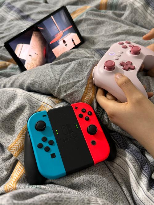 玩家躺床手持Switch玩掌机模式实拍