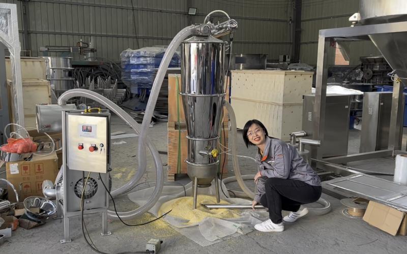 塑料加工厂真空吸料机工作场景图