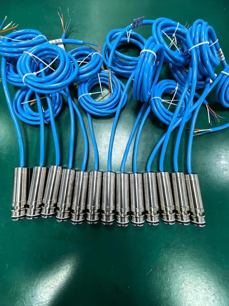 套金属屏蔽管的工业采集信号线连接车间传感器实物图