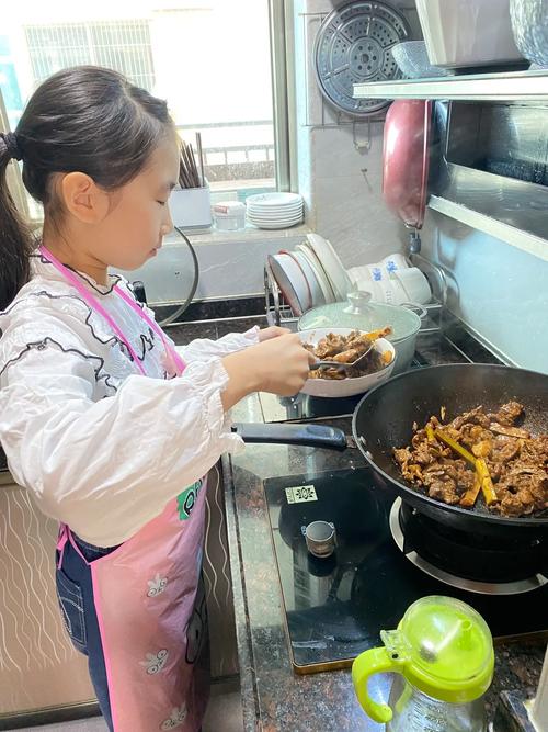 孩子手指着菜单自己决定要点菜的瞬间
