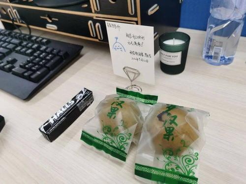 班主任办公桌上放着学生送的润喉糖和手写纸条