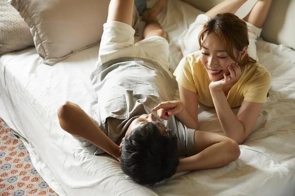 皱巴巴的纸质离婚证放在木质茶桌上面