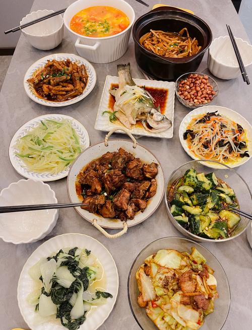 亲朋好友室内聚餐满桌菜肴实拍