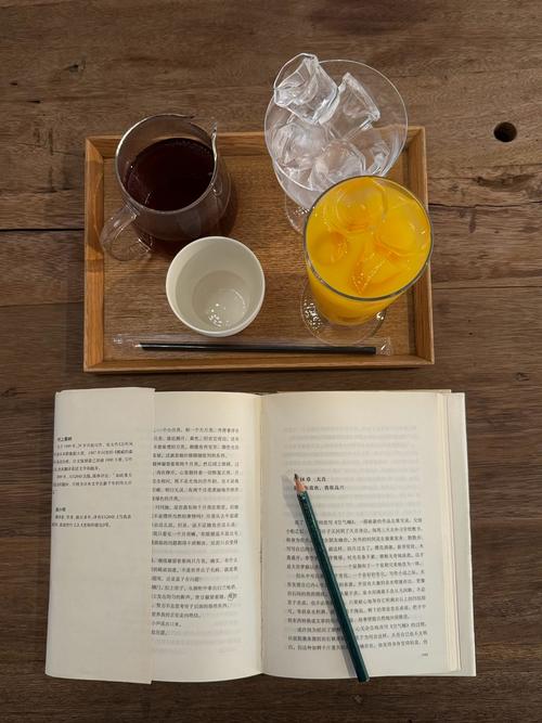 窗边木桌上摊开的诗集和半杯冷咖啡