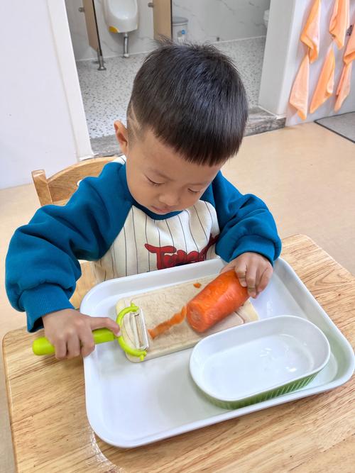 6月龄宝宝抓握蒸胡萝卜条自主进食图