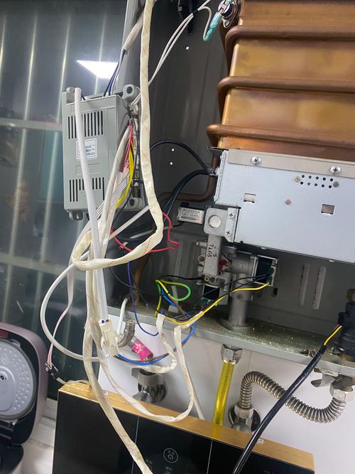即热式热水器内部恒温控制模块特写