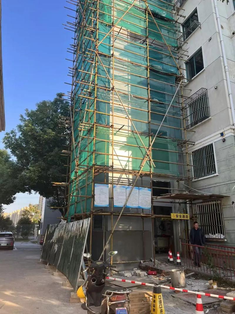 老旧小区加装电梯施工现场