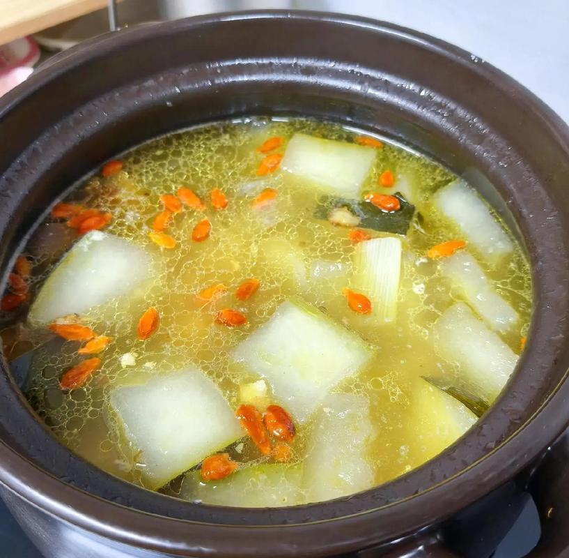 普通家庭厨房砂锅熬制养生食补汤