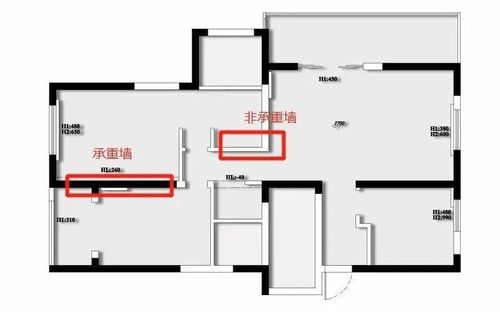 装修工程师手持结构图纸对照墙体实物讲解承重墙识别要点