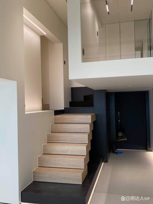 复式loft家用浅灰台阶石实景