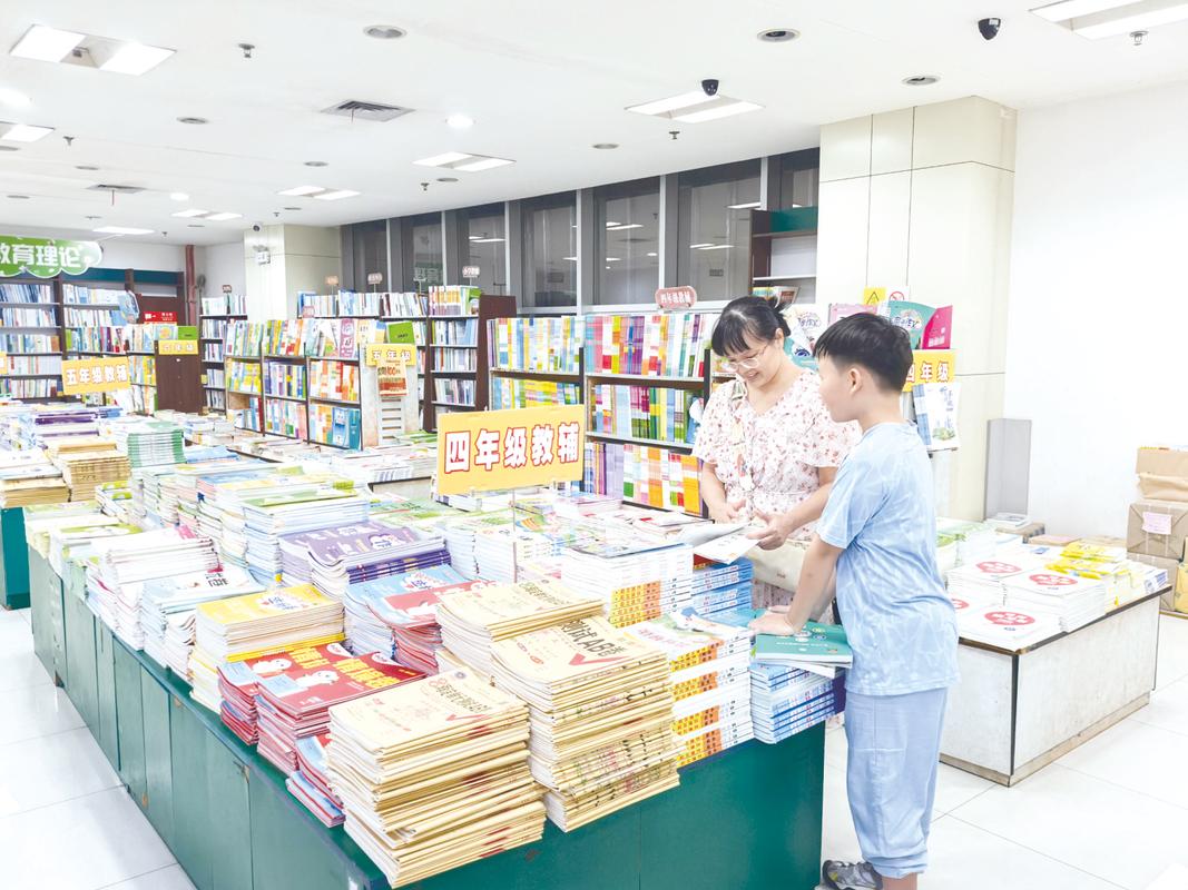 家长认真对比挑选教辅书的场景真实照片