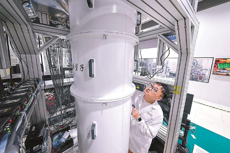 科研人员调试量子计算控制线路面板