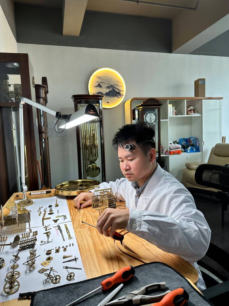 传统铸钟匠人手工修整泥模特写