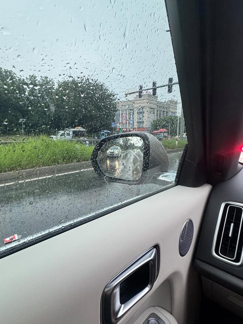 雨天城市拥堵道路自动驾驶前置摄像头拍摄画面