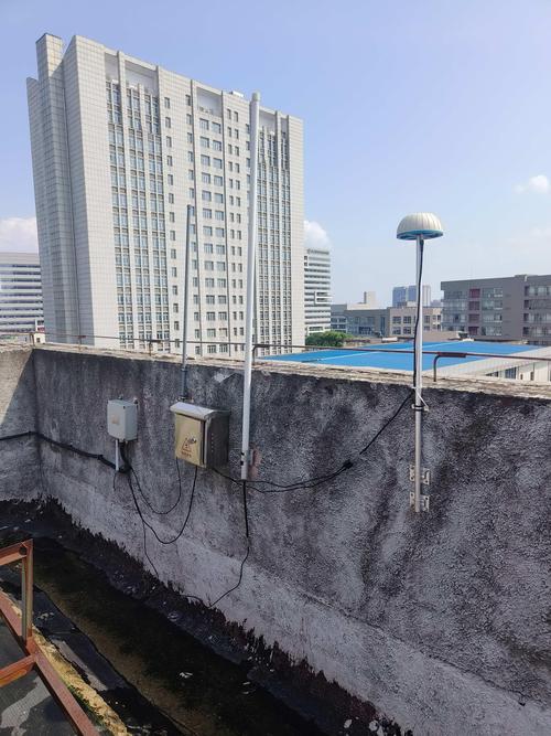 工业UWB精准定位基站天花板安装实拍