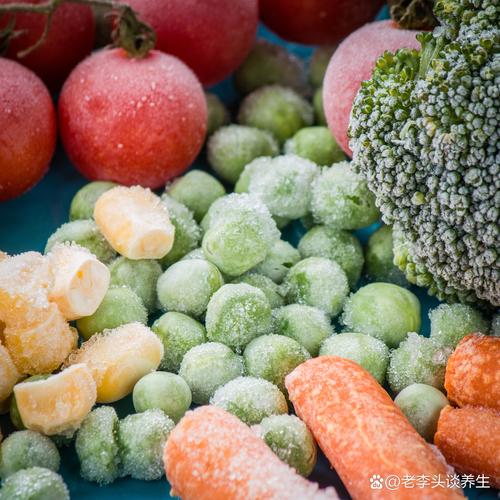 厨房台面上用厨房纸吸干水的新鲜绿叶菜