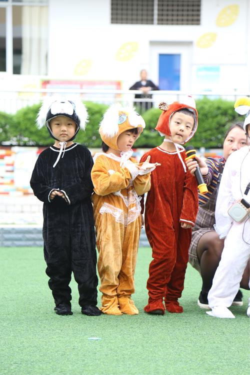幼儿园户外游戏老师扮演大灰狼孩子扮演小羊的互动场景