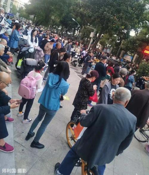 皖北乡村小学门口等待接孩子的老人照片