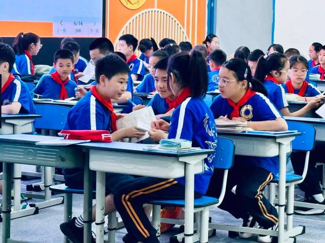 孩子给家长讲课堂数学题家庭场景