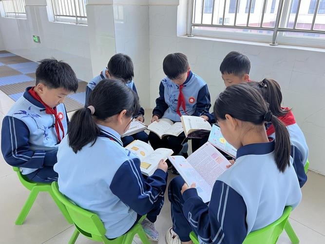 中小学课堂群文阅读学生摊开多篇文本场景
