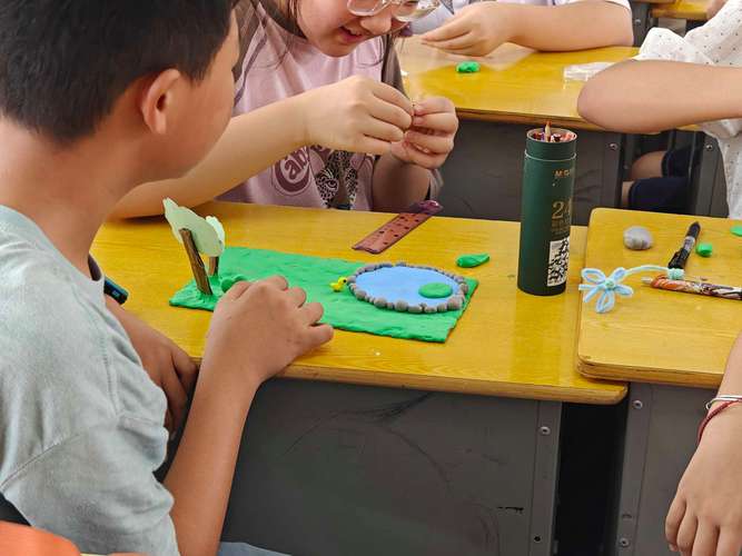 中小学教室学生项目式学习手工制作场景