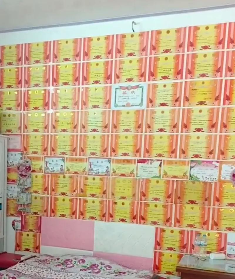 小孩面对满墙奖状却低头沮丧