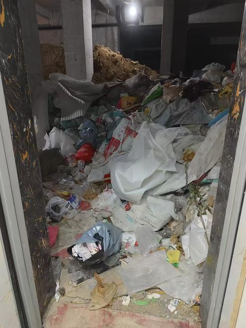 业主拍摄小区长期未清理垃圾证据照片