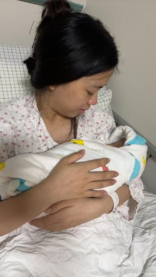 新手妈妈安抚哭闹新生宝宝实拍
