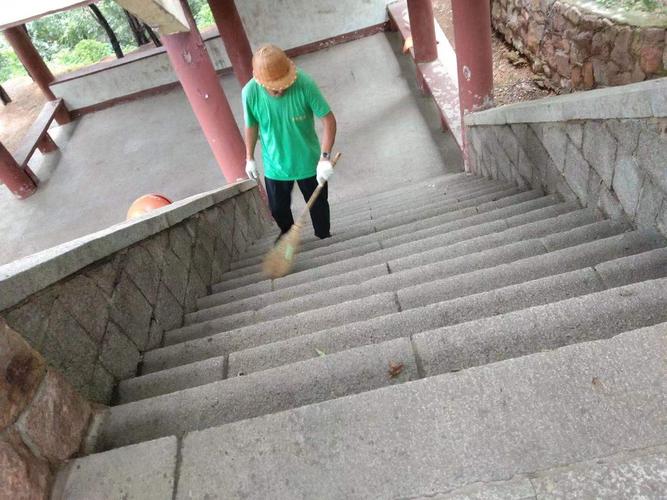 梵净山老金顶石阶扫落叶清洁工人