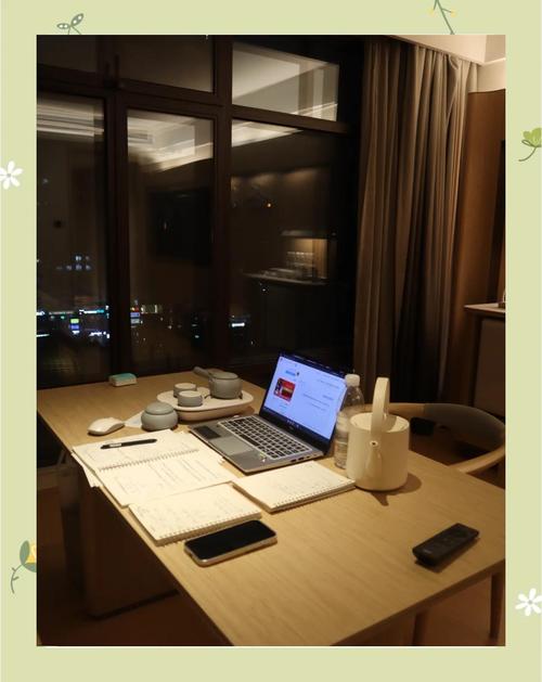 自由设计师凌晨书桌赶稿实景