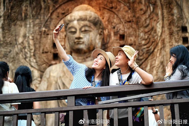 洛阳龙门石窟卢舍那大佛前无遮挡游客合影