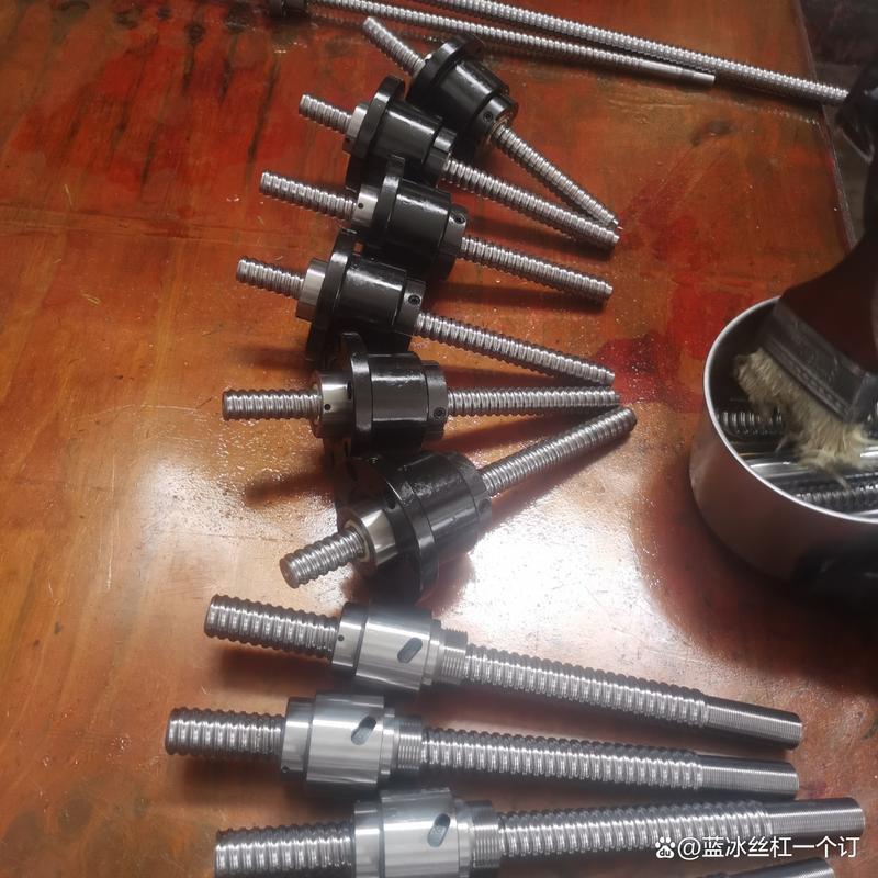 丝杠螺母上贴的背隙检测标签实物